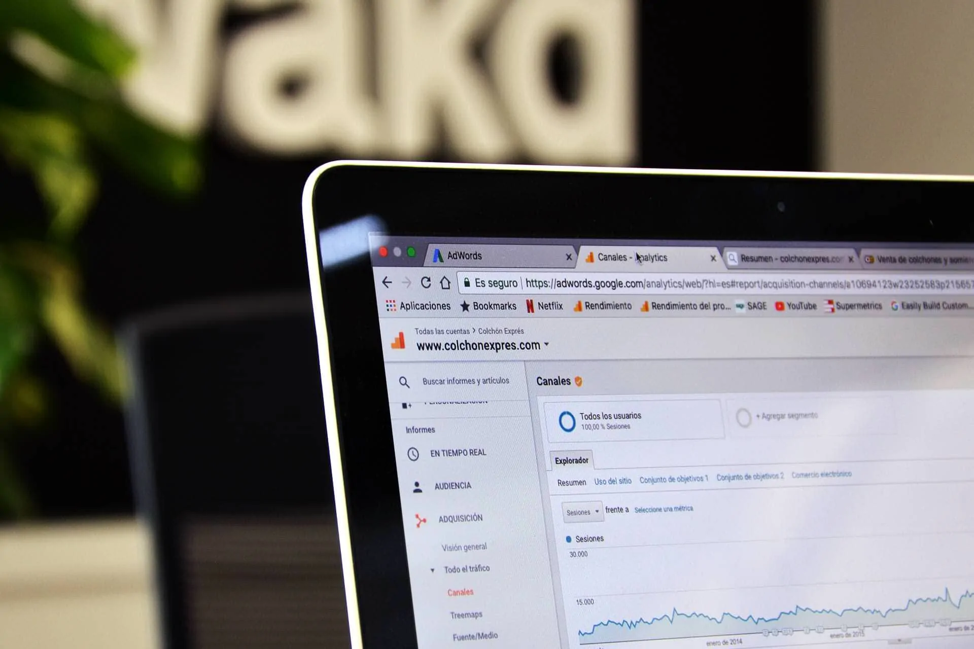 Analizando el rendimiento de Escuela TAI en Google Analytics Analizando el rendimiento de Escuela TAI en Google Analytics
