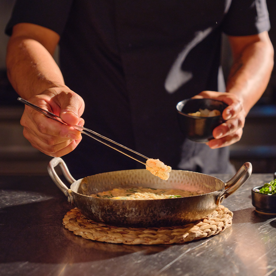 Cocinero preparando plato La Mafia