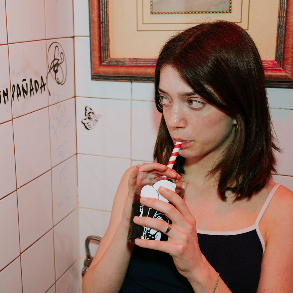 Chica pajita baño La Revoltosa